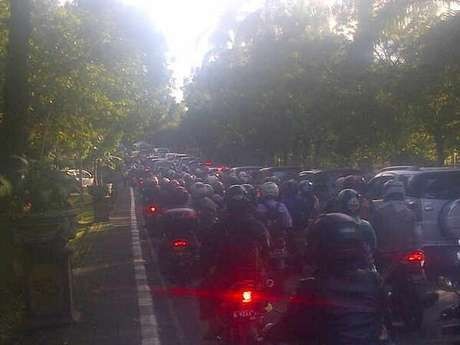 Jelang Libur Pemilu, Jalan Warung Buncit Arah Ragunan Macet Parah