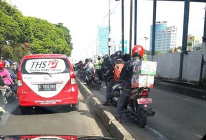Masuk Jalur TransJ, Puluhan Motor Kena Tilang di Pancoran