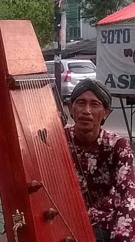 Kisah Ngadino Pemetik Kecapi yang Terpaksa Mengamen Sejak Era Reformasi