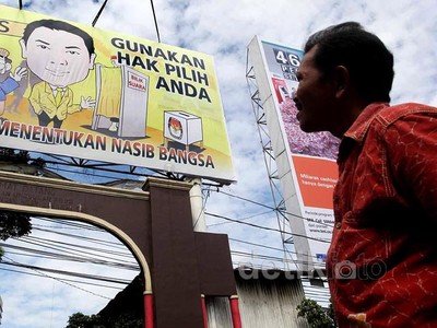 Baliho Bertuliskan Gunakan Hak Pilih Anda