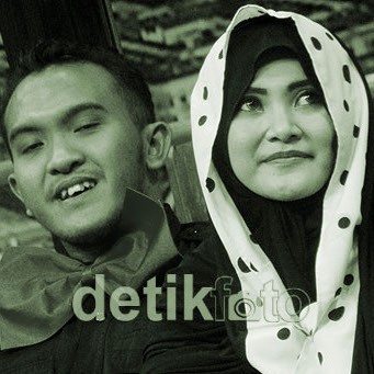 Caisar dan Indadari Pakai Baju Pengantin dari Nuri Maulida