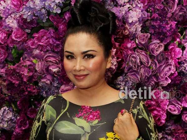 Titi DJ Tampil Berbunga Titi DJ Tampil Berbunga