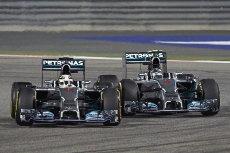 Mercedes Bebaskan Hamilton-Rosberg Bersaing