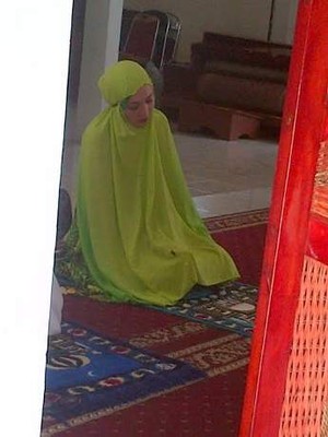 Usai Nyoblos, Angie Salat dan Berdoa Ingin Bertemu Anak