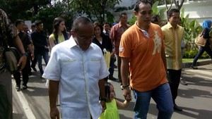 Ical dan Keluarga Jalan Kaki Bareng Buat Nyoblos di TPS di SDN Menteng