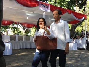 Sebelum Nyoblos, Jokowi Minum Jamu