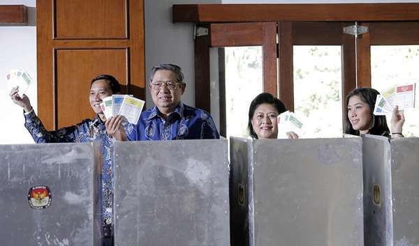 Ada Surat Suara Tertukar, Penghitungan di TPS SBY Sempat Tertunda