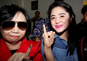 Jari Ungu Para Artis Rutan Pondok Bambu yang Seujung Kuku