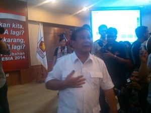 Prabowo Senyum-senyum Melihat Hasil Quick Count