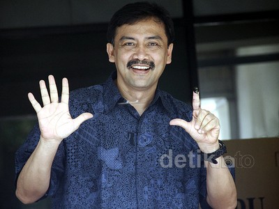 Andi Mallarangeng Acungkan Salam 7 Jari