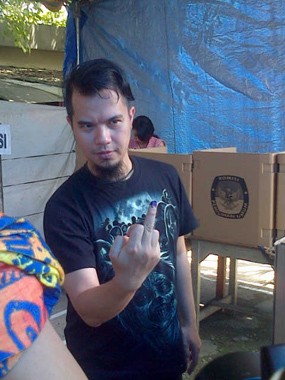 Ahmad Dhani Pamer Jari Tengah Usai Nyoblos