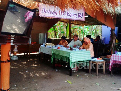 Melihat TPS dari Jerami di Gang Manohara Pasuruan