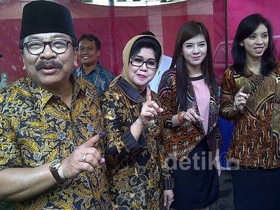Gubernur Jatim dan Keluarga  Nyoblos