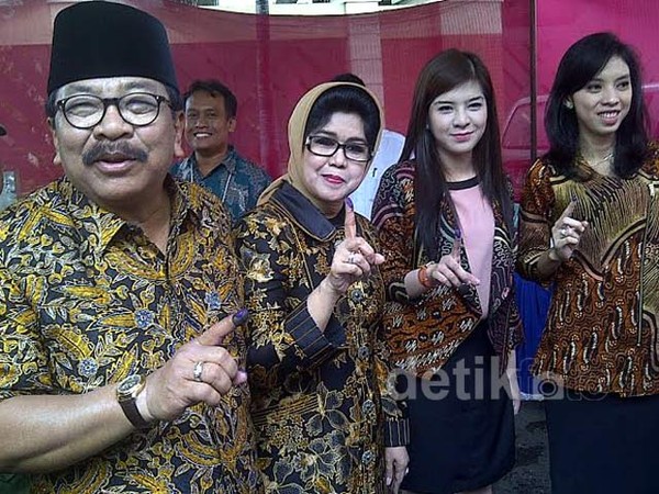Gubernur Jatim dan Keluarga  Nyoblos
