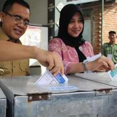 Nyoblos Didampingi Istri, Bupati Anas Ajak Wartawan Tidak Golput