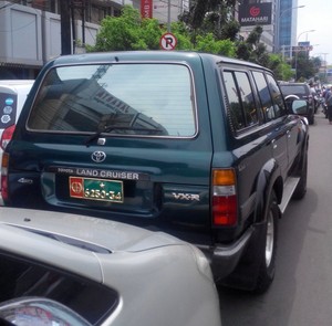 Mobil TNI Bintang Satu Ini Ramaikan Parkir Liar di Depan PN Jakpus