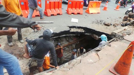 Lubang Menganga di Jl Sudirman Cukup Dalam, Bisa Dimasuki Orang