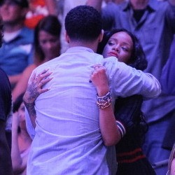Makin Mesra, Rihanna dan Drake Pelukan di Tempat Umum