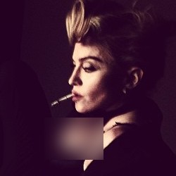 Madonna Pamer Foto Seksi di Atas Motor