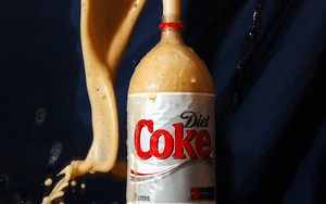 Coca-Cola Botolan Menyembur Jika Dimasuki Mentos, Ini Penjelasan Ilmiahnya!