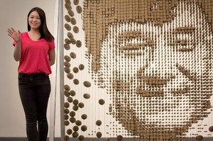 Seniman Malaysia Ini Bentuk Wajah Jackie Chan dengan 64.000 Sumpit