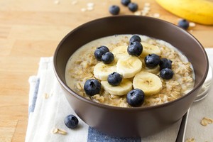 Agar Lebih Enak dan Bernutrisi, Racik Oatmeal dengan Apel dan Strawberry