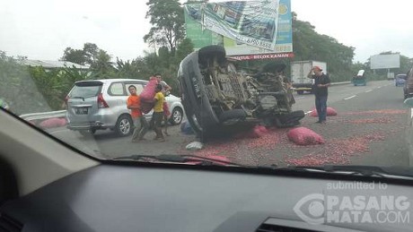Pick Up Muatan Bawang Merah Terguling di KM 31 Tol Jagorawi