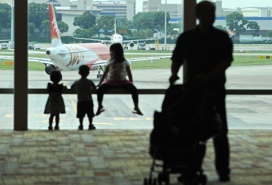 6 Tips Terbang Jauh Bersama Anak Ala Pangeran William & Kate