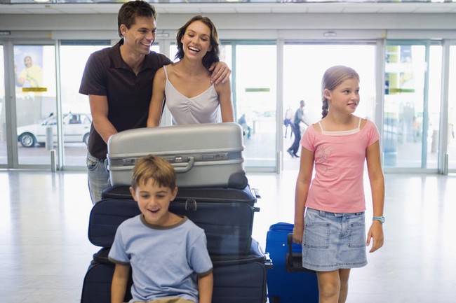 6 Tips Terbang Jauh Bersama Anak Ala Pangeran William & Kate