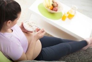 Nutrisi Tetap Terpenuhi Meski Sering Mual Saat Hamil? Ini Cara Mengakalinya
