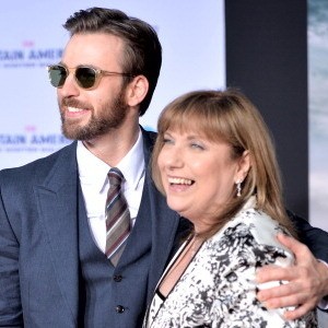 Chris Evans, si Anak Mami yang Doyan Curhat