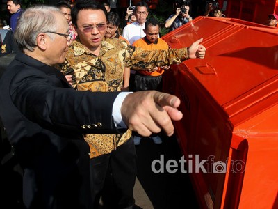 Ahok Terima Hibah Truk Sampah