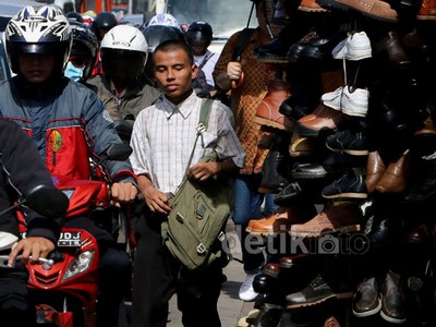 PKL Kuasai Trotoar Pasar Rumput