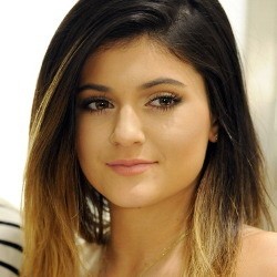 Dituduh Operasi Plastik, Kylie Jenner Marah-Marah di Twitter