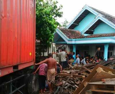 Truk Kontainer Sasak Warung dan Rumah, Satu Orang Luka Parah
