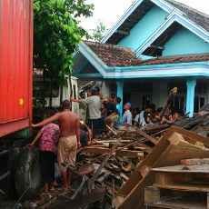 Truk Kontainer Sasak Warung dan Rumah, Satu Orang Luka Parah