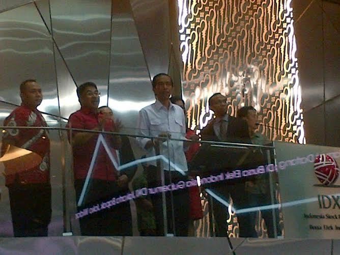Alasan Direksi BEI Kompak Berbaju Merah Saat Jokowi Blusukan ke Bursa