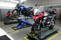 Jejeran motor besar BMW mulai dari model enduro hingga sport terpajang di Showroom BMW Motorrad.