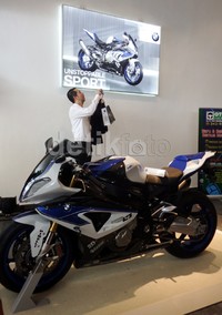Hadirnya showroom ini adalah upaya BMW Motorrad untuk lebih mendekatkan diri dengan para konsumen mereka di Indonesia.
