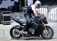 Teknisi menjajal salah satu motor di showroom pertama BMW Motorrad, Jl. By Pass Ngurah Rai No. 3, Simpang Dewa Ruci, Kuta, Bali.