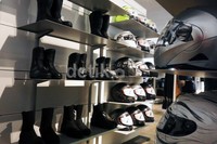 Bermacam aksesoris juga tersedia di showroom tersebut.