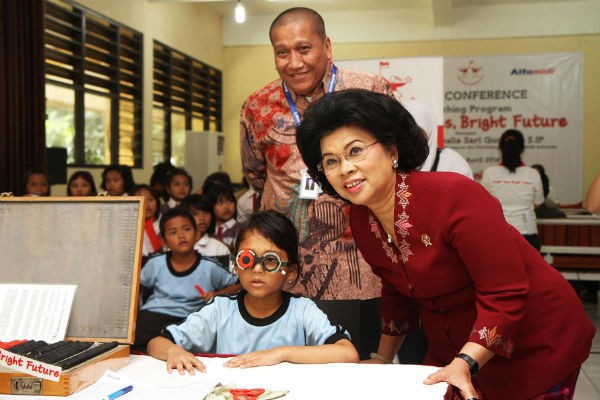 Alfamart Alfamidi Bagikan 10.000 Kacamata Gratis