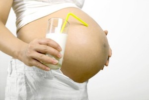 Wajibkah Ibu Hamil Minum Susu Khusus Kehamilan?