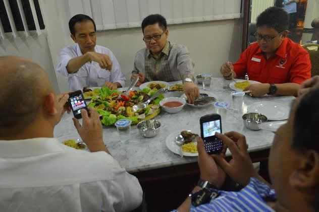 Asiknya Santap Kebuli Jokowi Cak Imin di Markas PKB