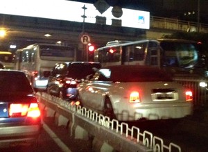 Duh! Mobil Mewah Ini Masuk Jalur TransJ Saat Jalanan Lancar