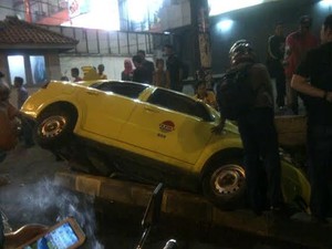 Sebelum Terperosok, Taksi Ngebut Hampir Tabrak Warung Pecel Ayam