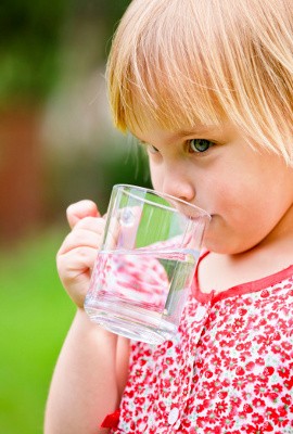 Agar si Kecil Selalu Cukup Minum Air Putih Siasati dengan Cara Ini