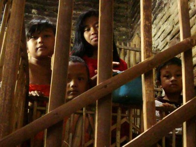 Ditinggal Ibu, Lena Putus Sekolah Demi Ketiga Adiknya