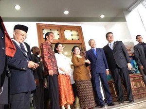 Jokowi dan Mega Diberi Buku oleh Mahathir