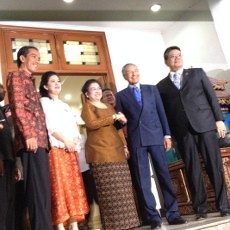 Sambangi Kediaman Megawati, Mahathir Disambut Jokowi dan Puan